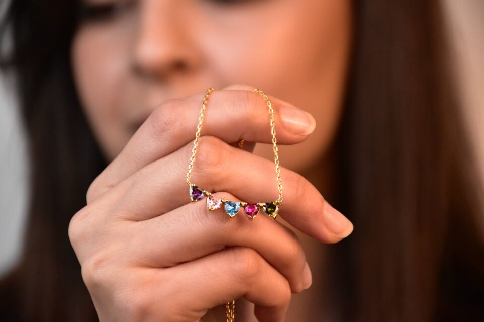 Renkli Kalp Taşlı Kolye | Altın Zincirli Zarif Tasarım | Kadınlara Özel Hediye, Günlük ve Şık Takı