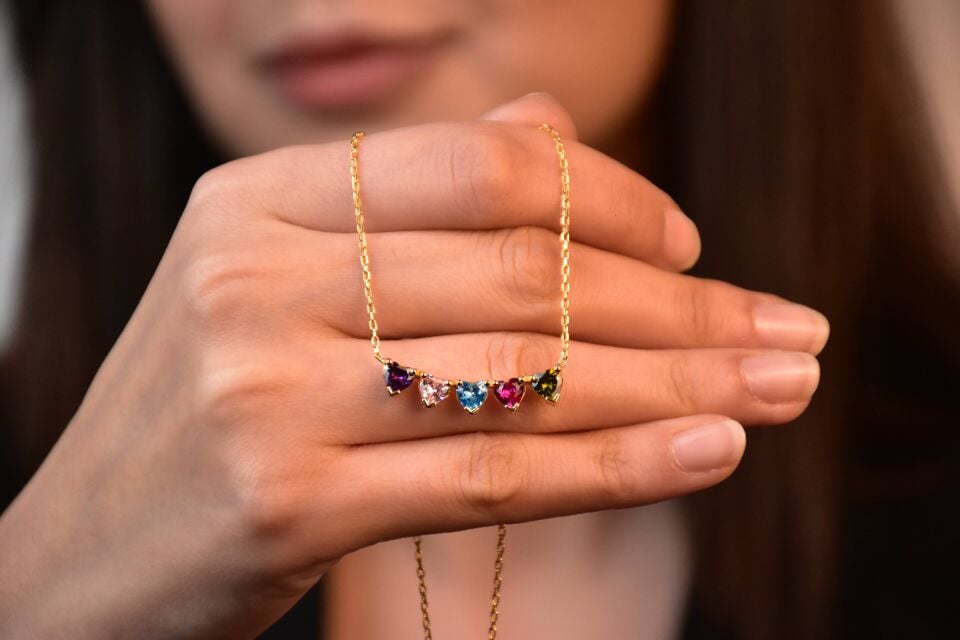 Renkli Kalp Taşlı Kolye | Altın Zincirli Zarif Tasarım | Kadınlara Özel Hediye, Günlük ve Şık Takı