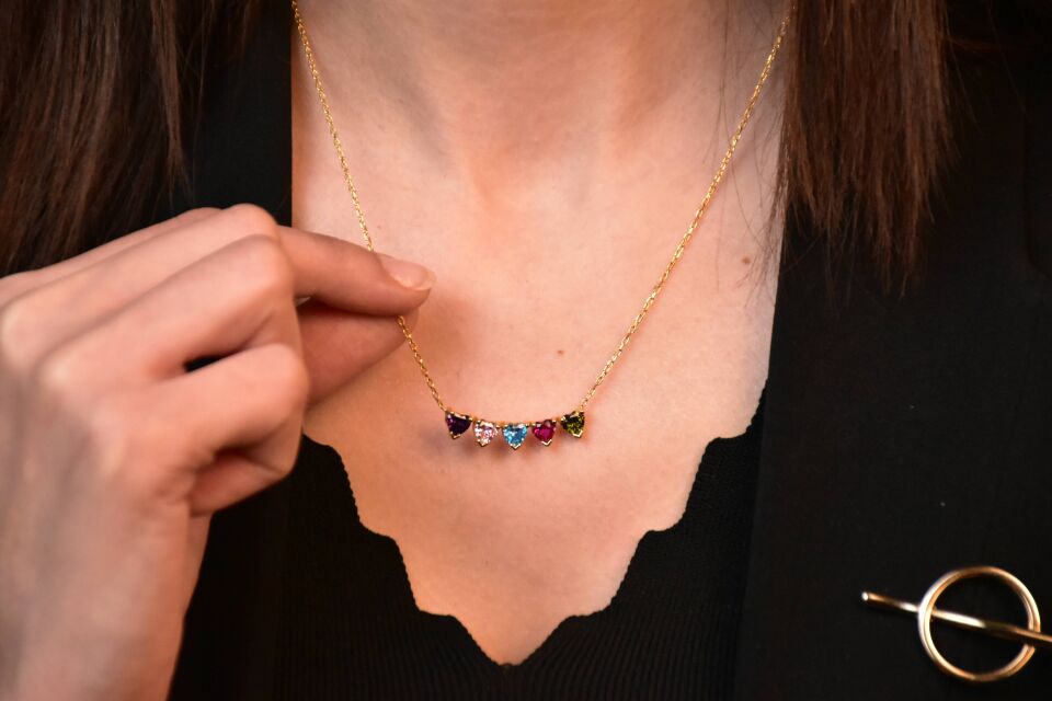 Renkli Kalp Taşlı Kolye | Altın Zincirli Zarif Tasarım | Kadınlara Özel Hediye, Günlük ve Şık Takı