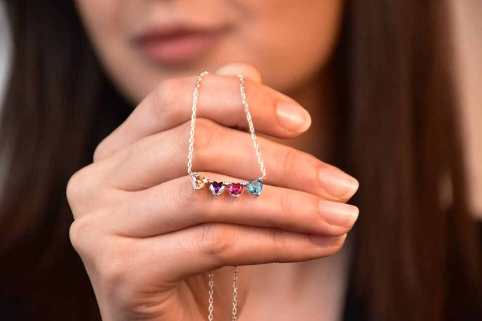 Renkli Kalp Taşlı Kolye | Altın Zincirli Zarif Tasarım | Kadınlara Özel Hediye, Günlük ve Şık Takı