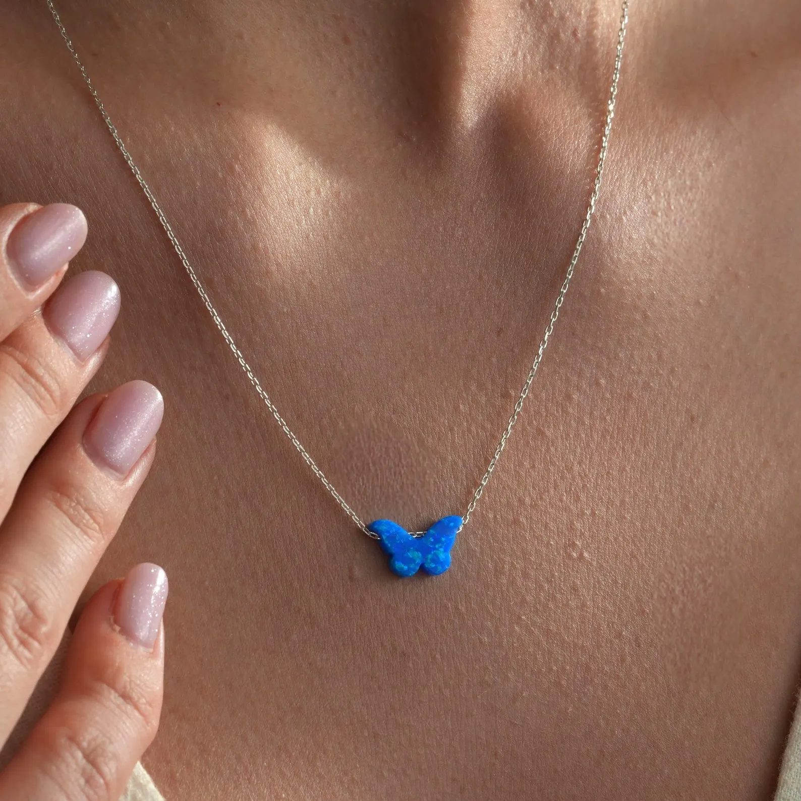 Opal Taşlı Kelebek Kolye – 925 Gümüş Zincirli Zarif Takı, 14x10 mm Mavi Opal, Kadınlara Özel Hediye, Kasım İndirimleri
