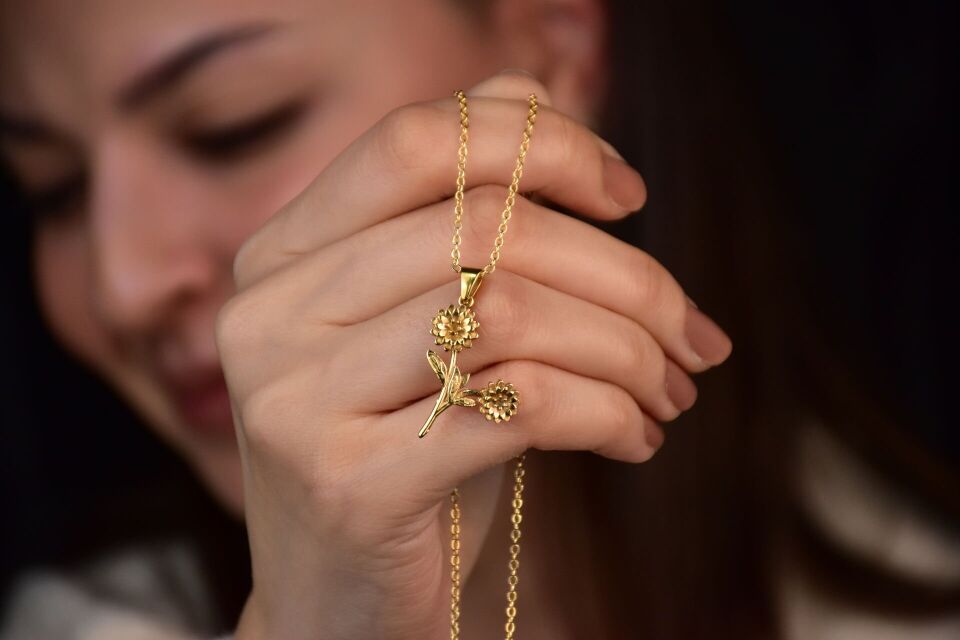 Doğum Çiçekli Kolye – Doğanın Zarafetini Boynunuzda Taşıyın Rose Altın 