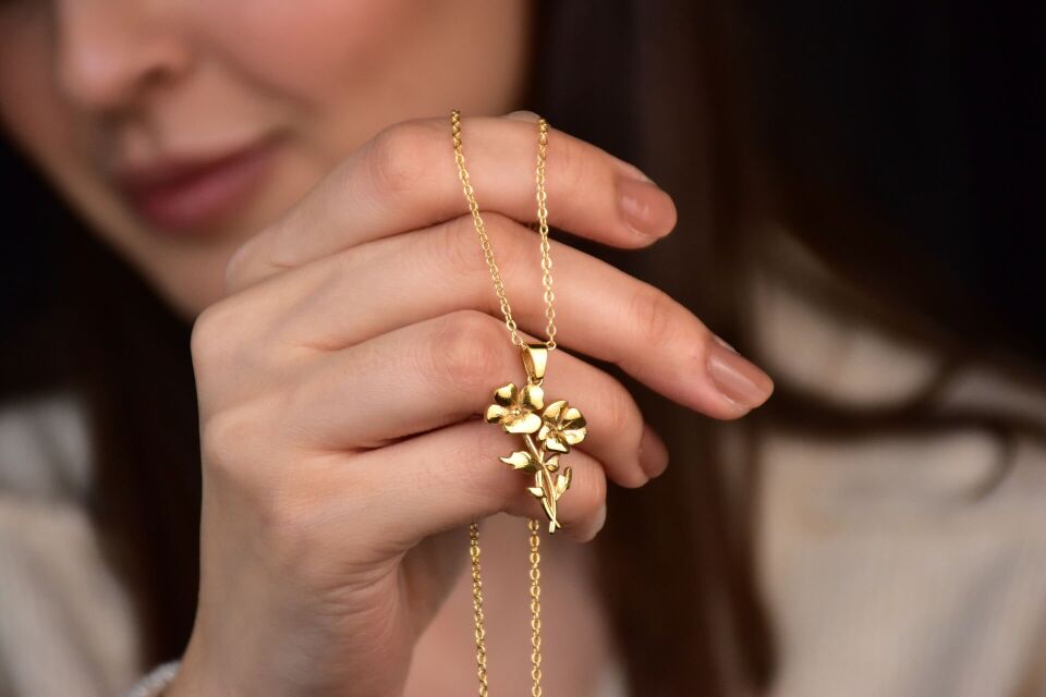 Doğum Çiçekli Kolye – Doğanın Zarafetini Boynunuzda Taşıyın Rose Altın 