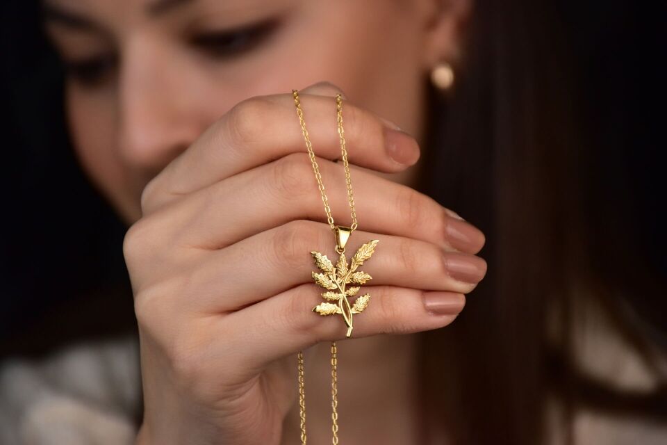 Doğum Çiçekli Kolye – Doğanın Zarafetini Boynunuzda Taşıyın Rose Altın 