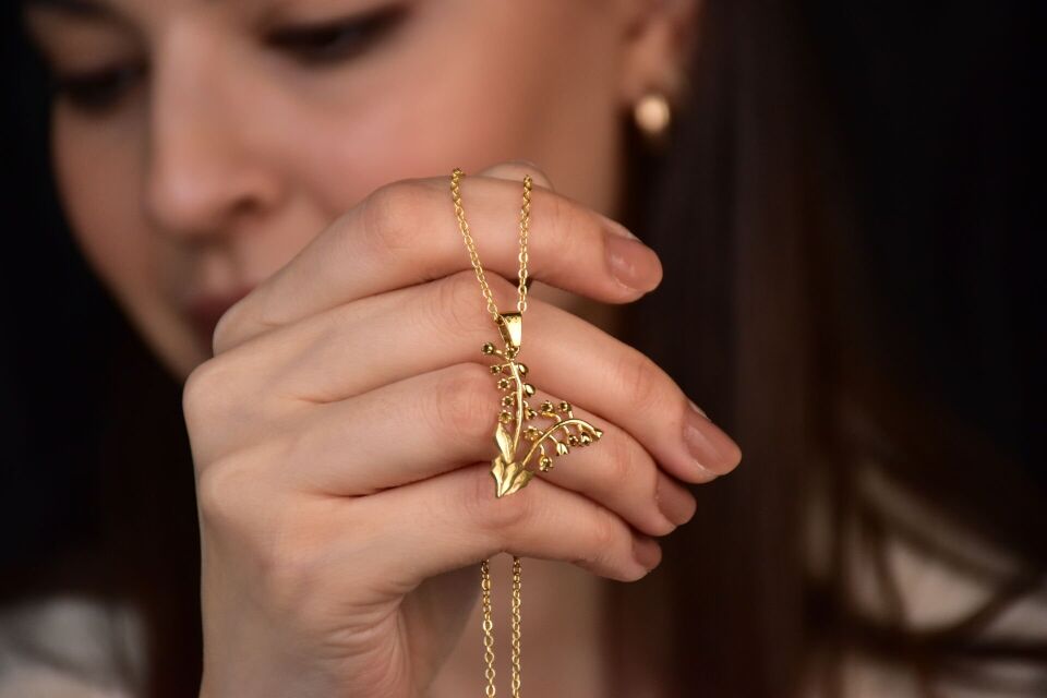 Doğum Çiçekli Kolye – Doğanın Zarafetini Boynunuzda Taşıyın Rose Altın 