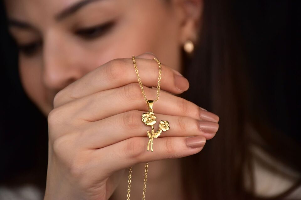 Doğum Çiçekli Kolye – Doğanın Zarafetini Boynunuzda Taşıyın Rose Altın 