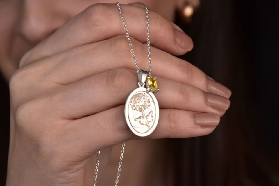 3D  Doğum Çiçeği Kabartmalı Oval Kolye – 925 Ayar Gümüş, Altın Kaplama Zarafet Gümüş - Silver