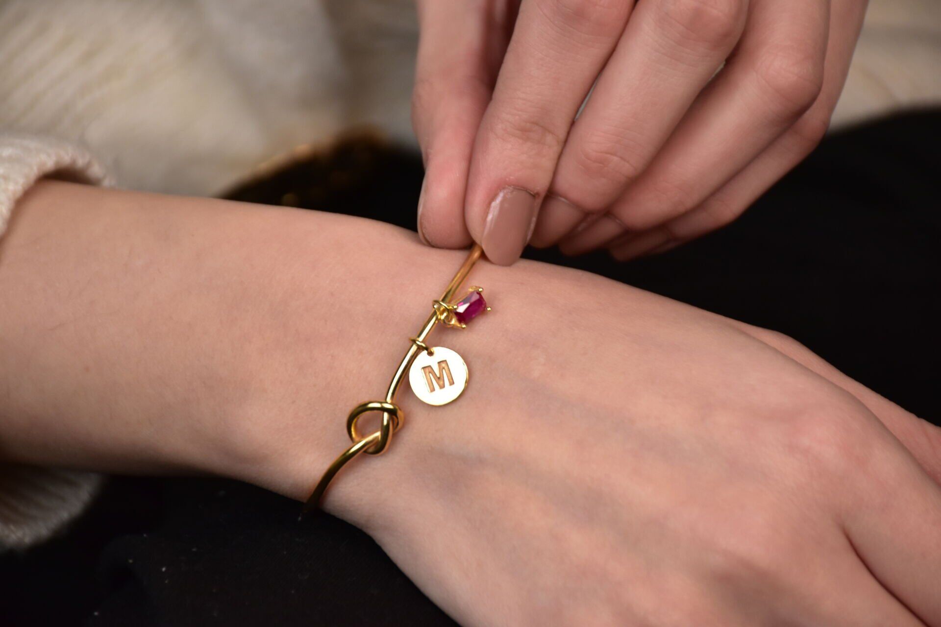 Baget Taşlı Düğüm Kelepçe – 925 Ayar Gümüş, Zarif ve Modern Kadın Bilekliği Ocak