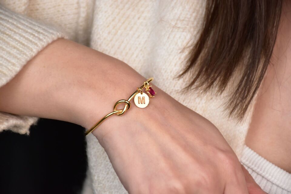 Baget Taşlı Düğüm Kelepçe – 925 Ayar Gümüş, Zarif ve Modern Kadın Bilekliği Ocak