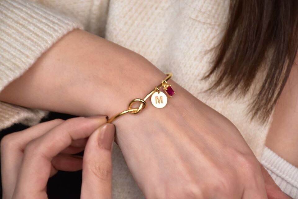 Baget Taşlı Düğüm Kelepçe – 925 Ayar Gümüş, Zarif ve Modern Kadın Bilekliği Kasım