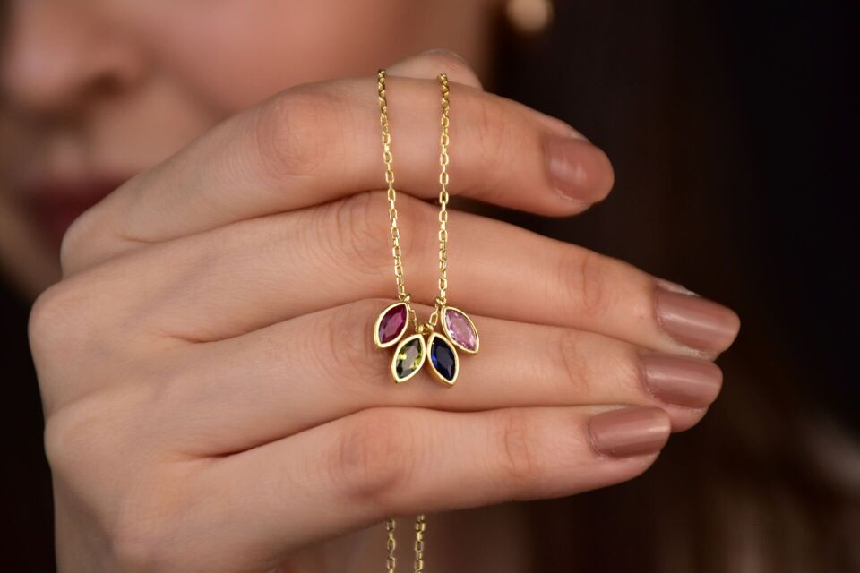 Sıralı Badem Kolye – 925 Ayar Gümüş, Kişiye Özel ve Anlamlı Takı 1 Doğum taşı