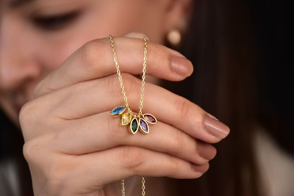 Sıralı Badem Kolye – 925 Ayar Gümüş, Kişiye Özel ve Anlamlı Takı 3 Doğum Taşı