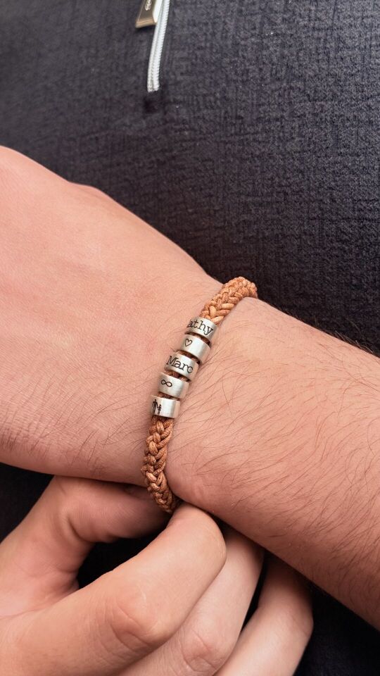 Gümüş Halkalı Yazılı Örgü Deri Erkek Bileklik – Karizmatik ve Anlamlı Erkek Takı Modeli 4 Halka