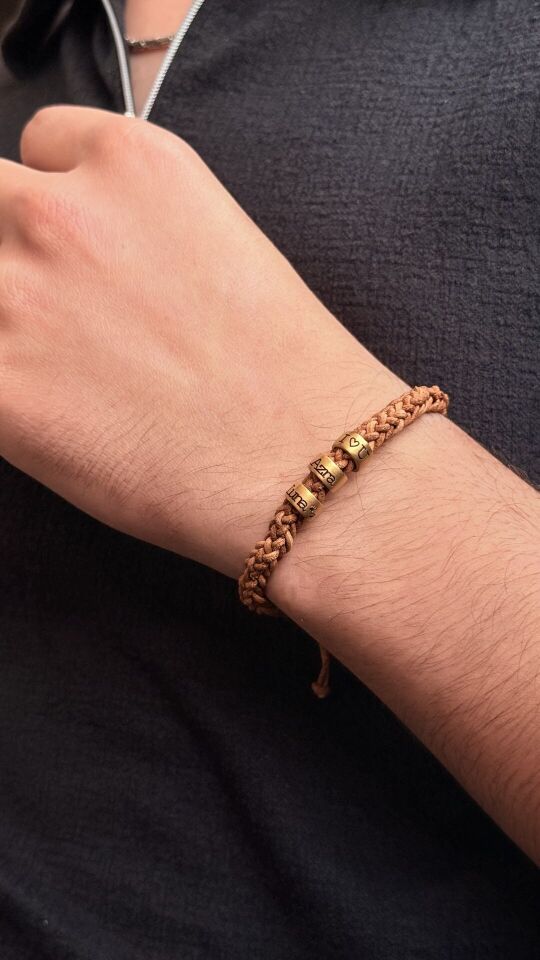 Gümüş Halkalı Yazılı Örgü Deri Erkek Bileklik – Karizmatik ve Anlamlı Erkek Takı Modeli 4 Halka