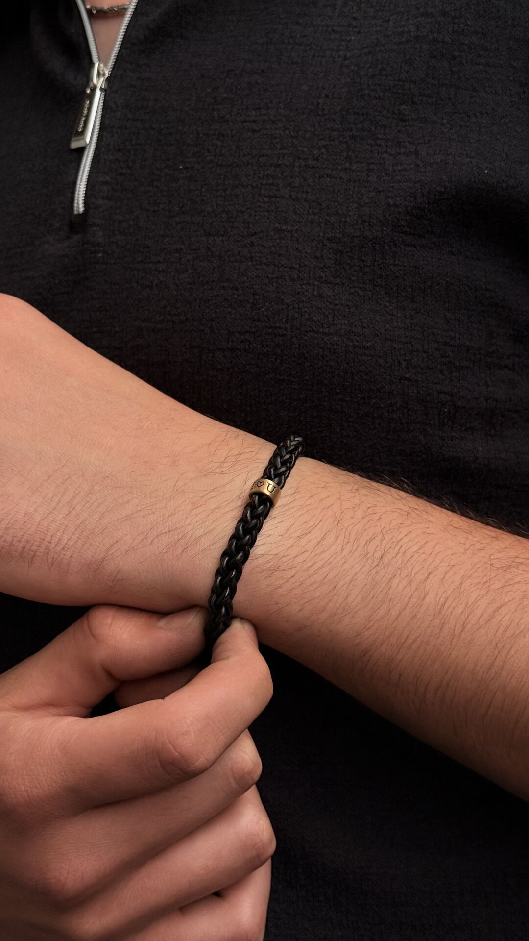 Gümüş Halkalı Yazılı Örgü Deri Erkek Bileklik – Karizmatik ve Anlamlı Erkek Takı Modeli 4 Halka