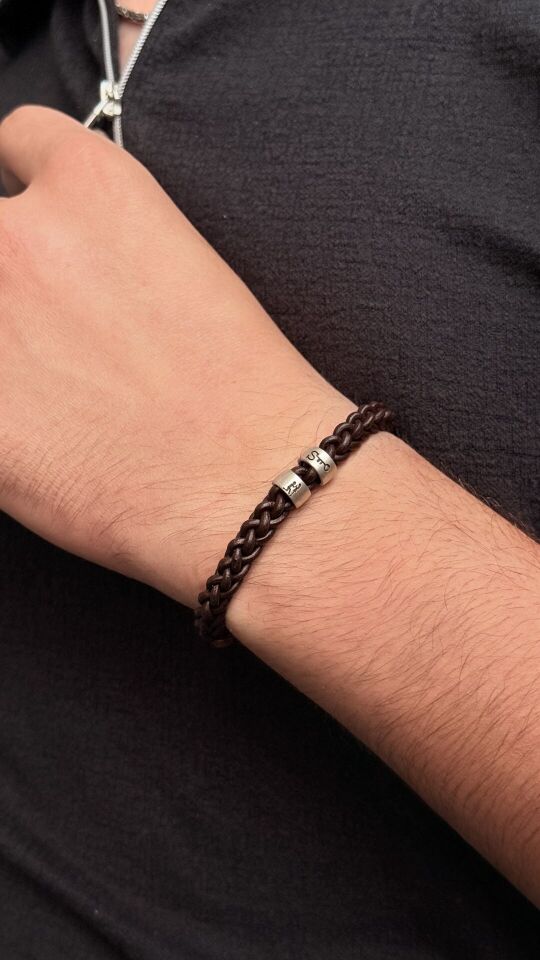 Gümüş Halkalı Yazılı Örgü Deri Erkek Bileklik – Karizmatik ve Anlamlı Erkek Takı Modeli 4 Halka