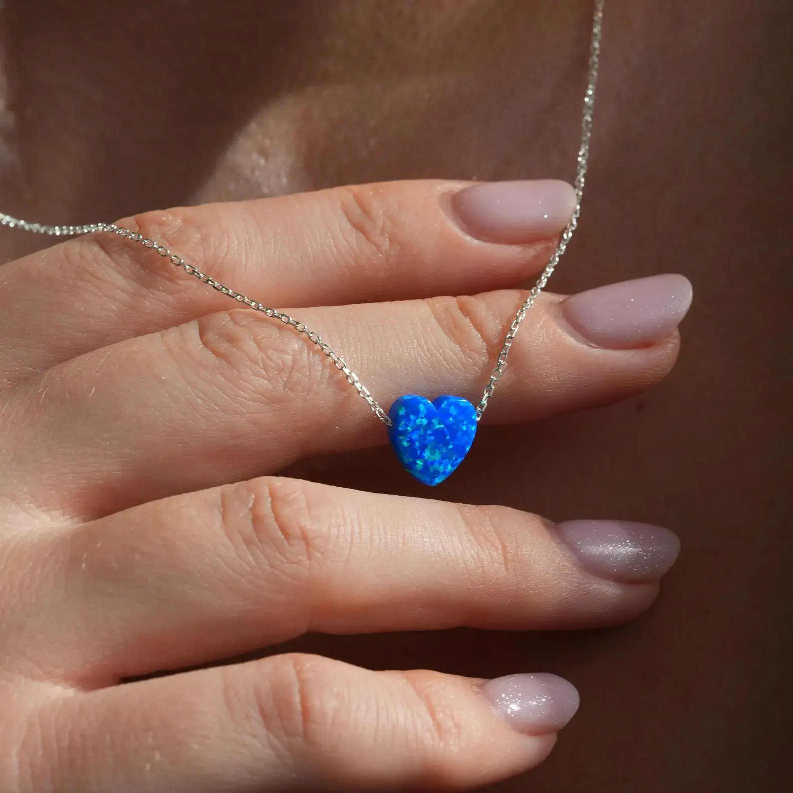 Opal Taşlı Kalp Kolye – 925 Gümüş Zarif Kadın Kolyesi, 14x12 mm Mavi Opal, Aşkın ve Işığın Simgesi, Kasım İndirimleri