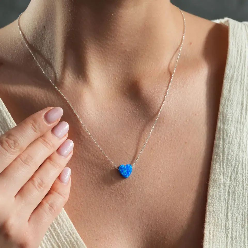 Opal Taşlı Kalp Kolye – 925 Gümüş Zarif Kadın Kolyesi, 14x12 mm Mavi Opal, Aşkın ve Işığın Simgesi, Kasım İndirimleri