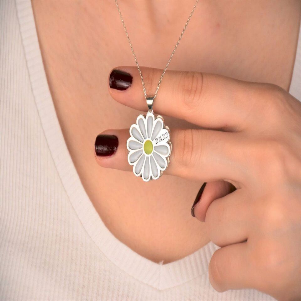 Anılarla Dolu Papatya Kolye – Fotoğraf Saklama Özellikli Kişisel Hediye
