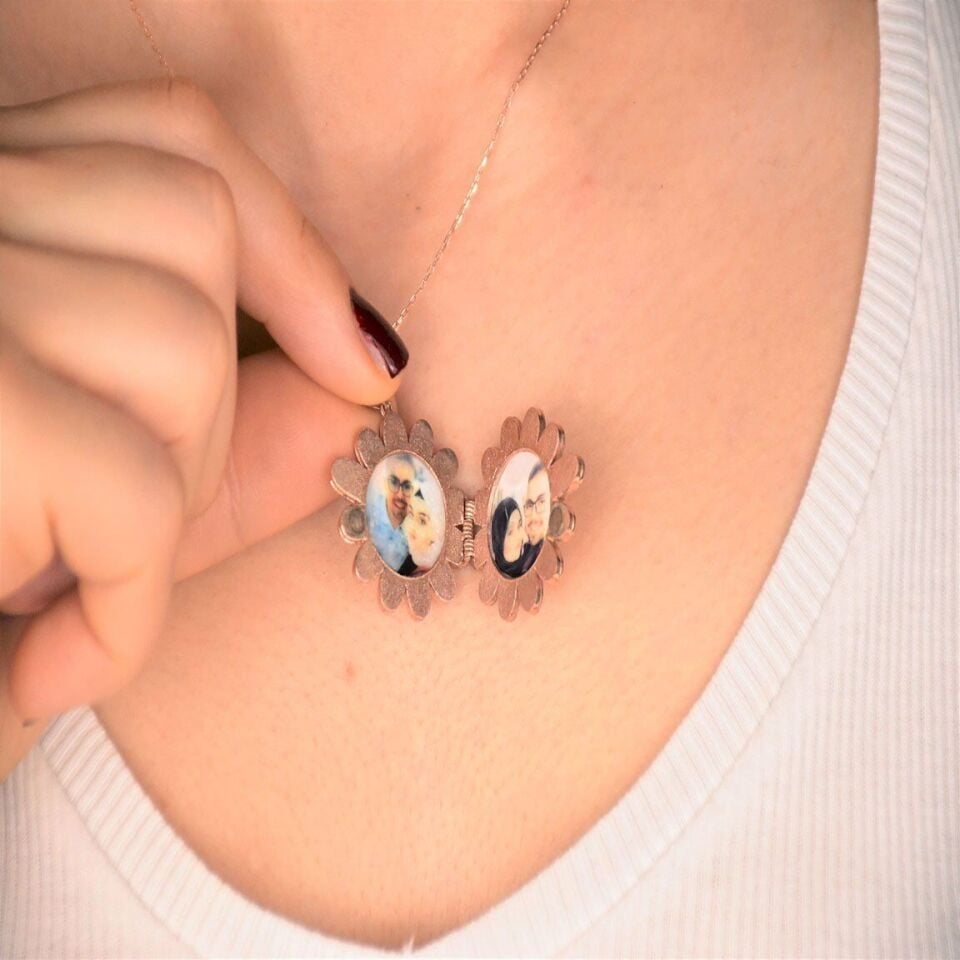 Anılarla Dolu Papatya Kolye – Fotoğraf Saklama Özellikli Kişisel Hediye