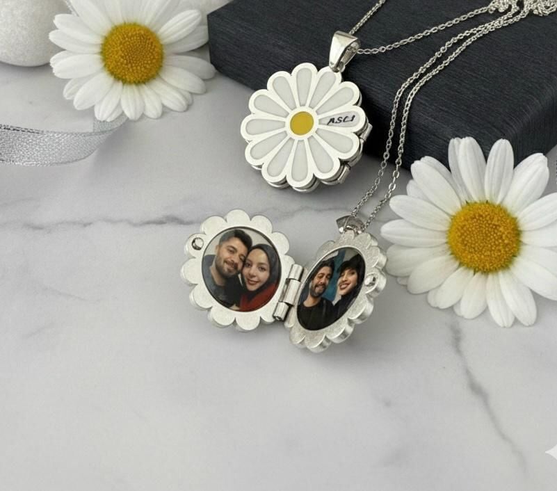 Anılarla Dolu Papatya Kolye – Fotoğraf Saklama Özellikli Kişisel Hediye