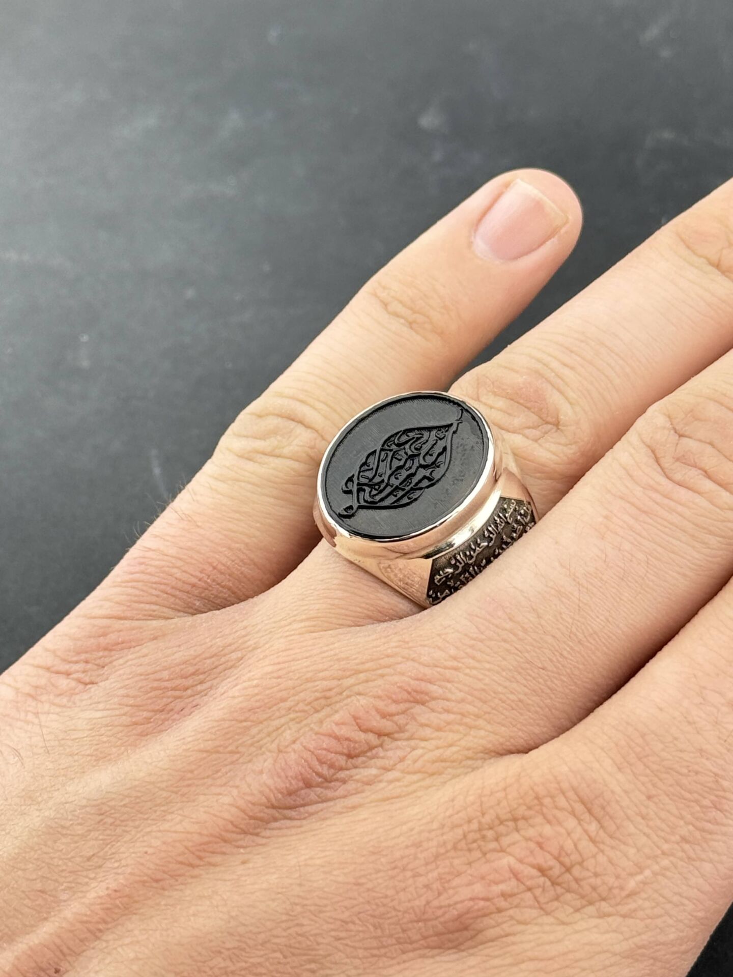 925 Ayar Gümüş Onyx Taşlı Hat Yazılı Erkek Yüzük – Kişiye Özel İslami Yazı Seçenekli