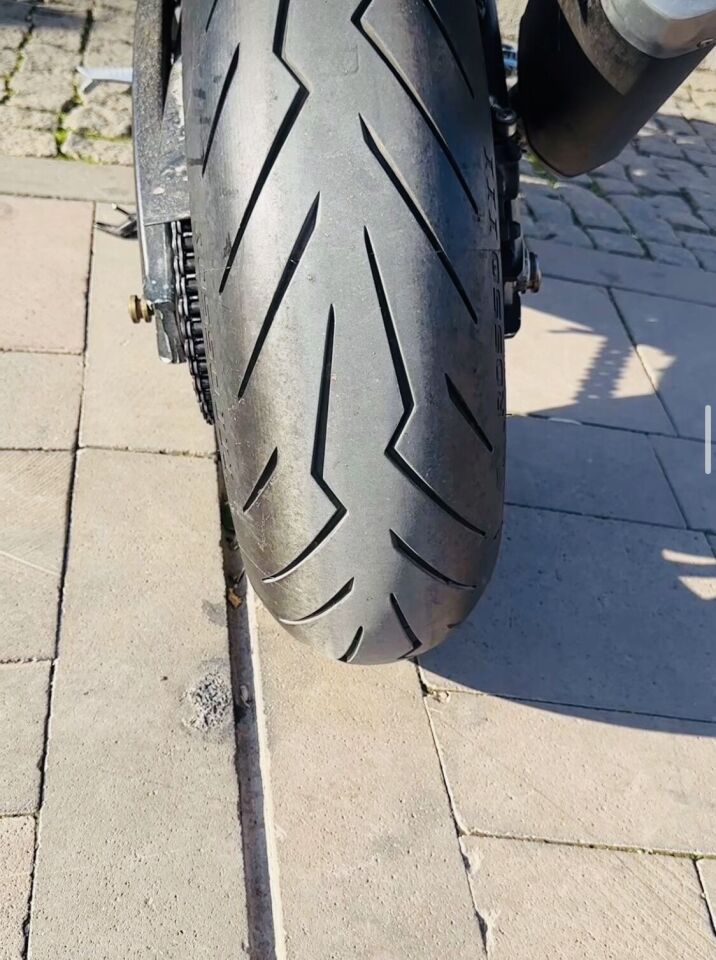Motosiklet Ruhunu Yansıtan Şık ve Maskülen Gümüş Yüzük 7