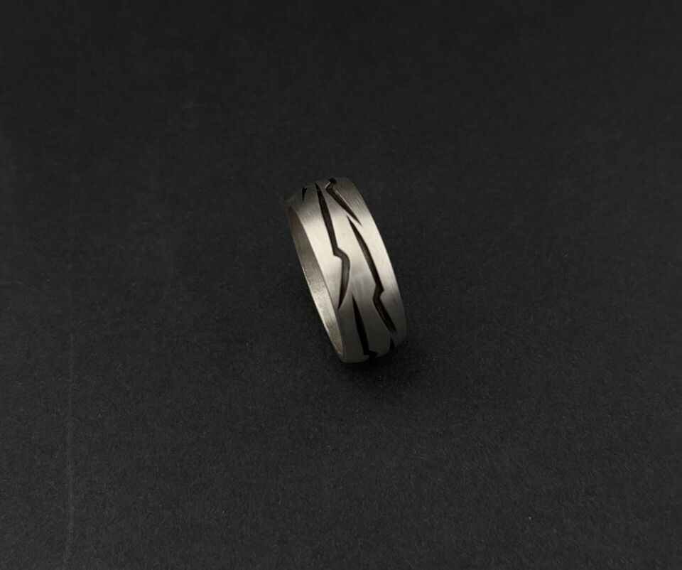 Motosiklet Ruhunu Yansıtan Şık ve Maskülen Gümüş Yüzük 8