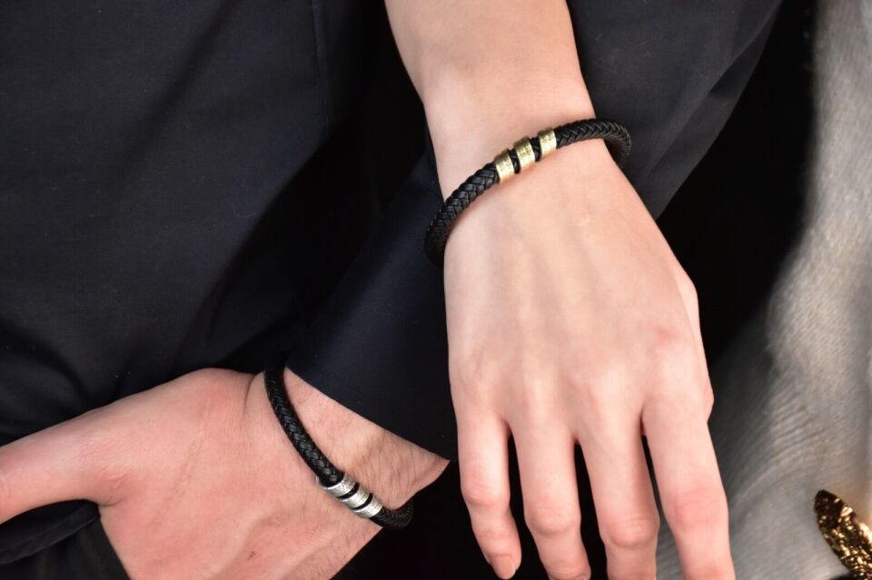 Ayetel Kürsi Yazılı Gümüş Plakalı Deri Örgülü Bileklik – Kadın ve Erkekler İçin Manevi ve Şık Tasarım Sarı Altın  - AyarlanabilirModel