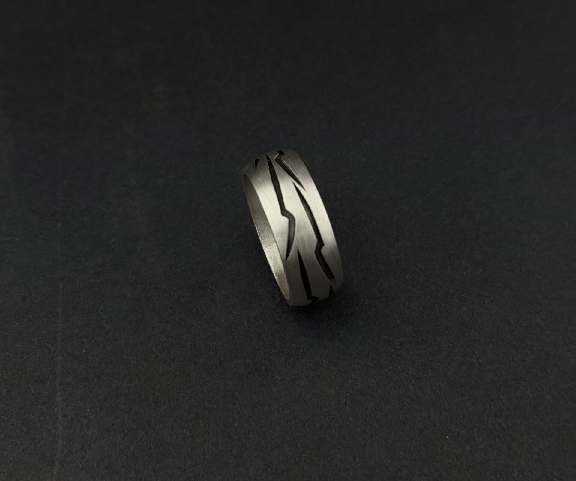 Motosiklet Ruhunu Yansıtan Şık ve Maskülen Gümüş Yüzük 22