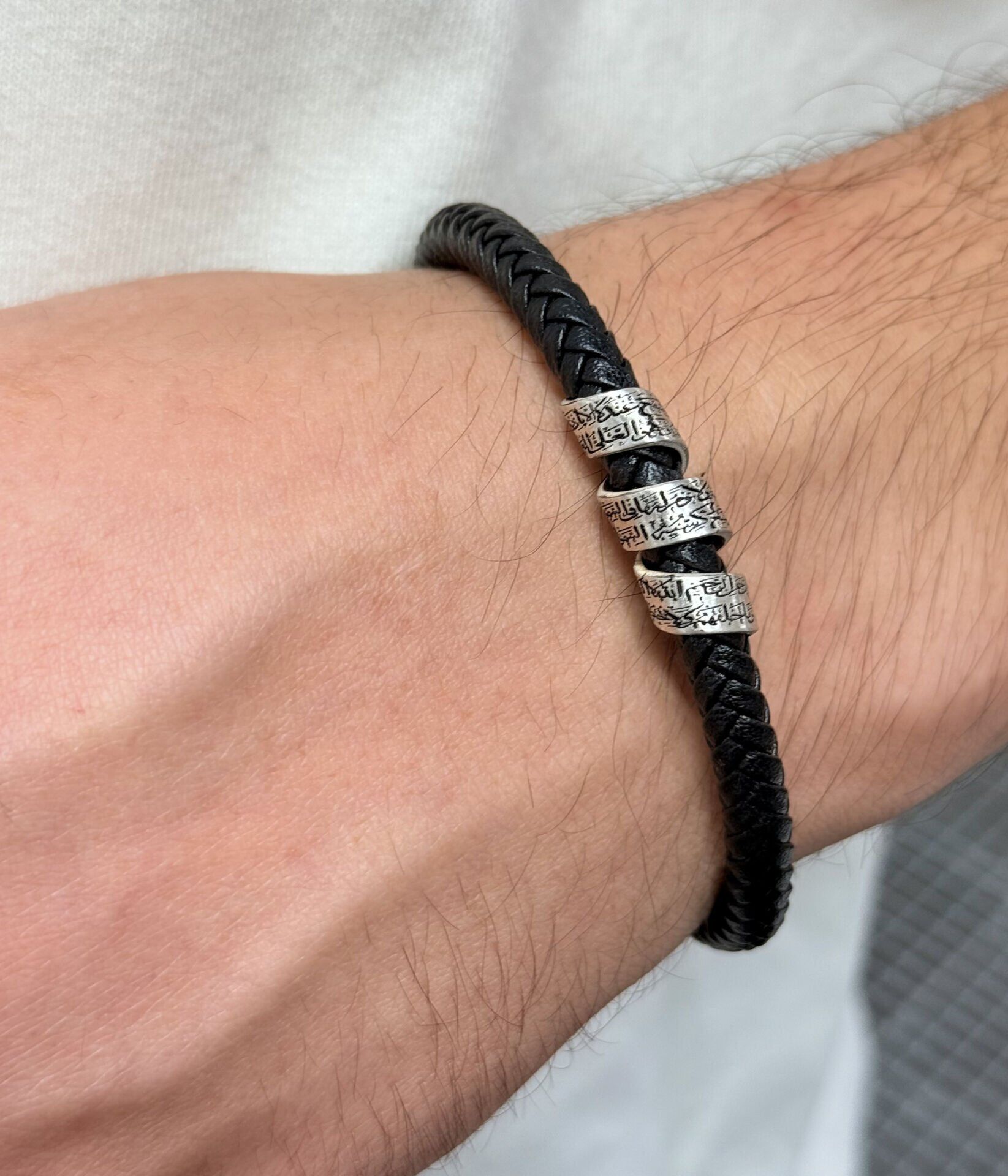 Ayetel Kürsi Yazılı Burgulu Gümüş ve Hakiki Deri Bileklik – tarikusta.com 17cm