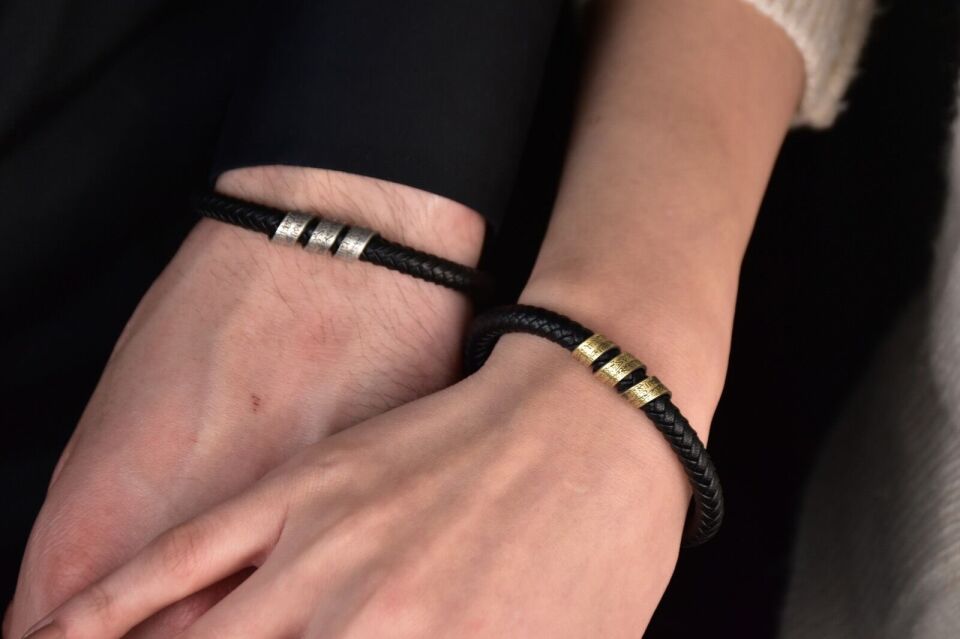 Ayetel Kürsi Yazılı Gümüş Plakalı Deri Örgülü Bileklik – Kadın ve Erkekler İçin Manevi ve Şık Tasarım 20cm - Sarı Altın 