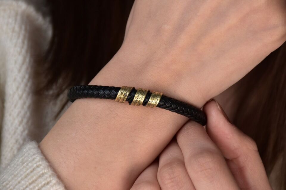 Ayetel Kürsi Yazılı Gümüş Plakalı Deri Örgülü Bileklik – Kadın ve Erkekler İçin Manevi ve Şık Tasarım 22cm - Sarı Altın 