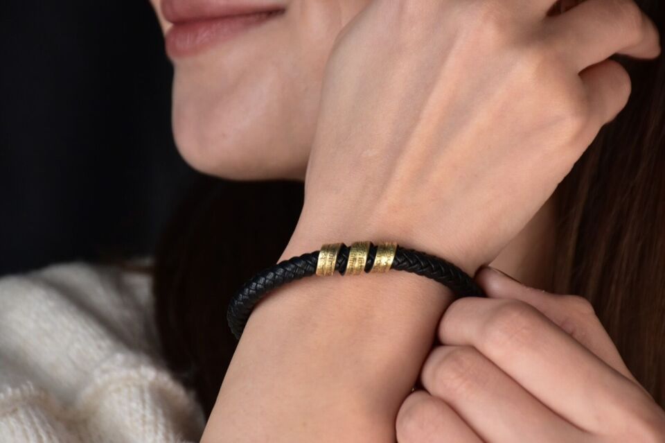 Ayetel Kürsi Yazılı Gümüş Plakalı Deri Örgülü Bileklik – Kadın ve Erkekler İçin Manevi ve Şık Tasarım 22cm - Sarı Altın 