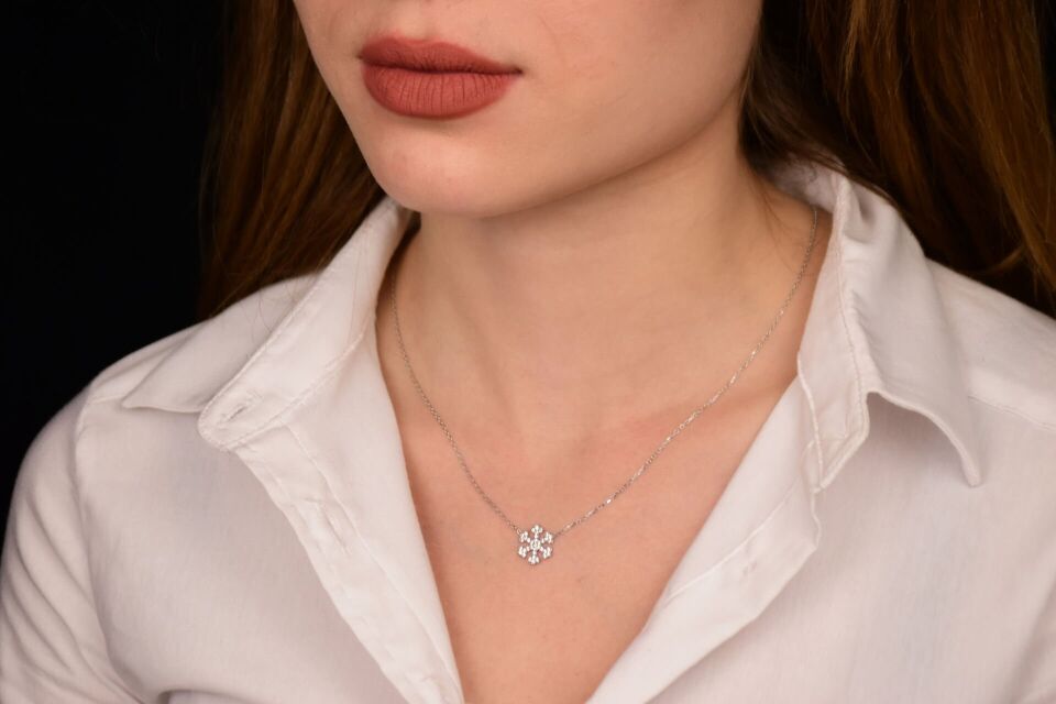 Zarif Gümüş Kar Tanesi Kolye – 925 Ayar Gümüş Kadınlar İçin Işıltılı Şıklık 50 cm - Gümüş - Silver