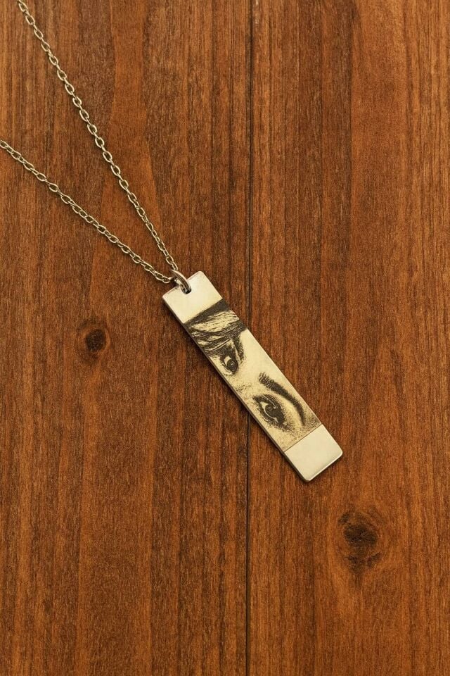 Kişiye Özel Bakış Kolyesi – Fotoğraftan Özel Tasarım Göz Gravür Kolye – Bakır Üzeri Özel İşleme – Hediyelik Özel Tasarım Kolye