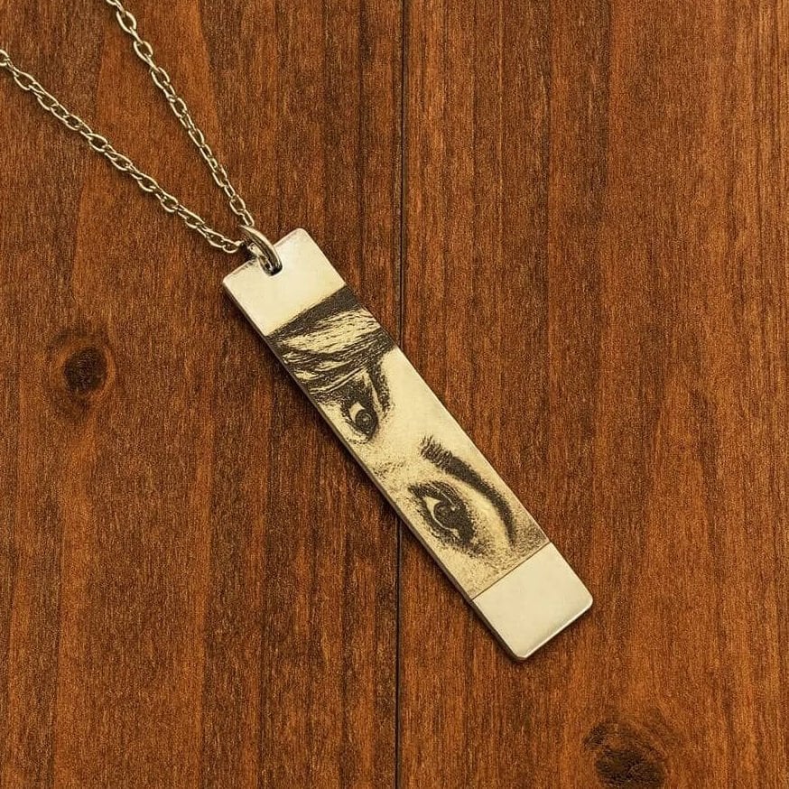 Kişiye Özel Bakış Kolyesi – Fotoğraftan Özel Tasarım Göz Gravür Kolye – Bakır Üzeri Özel İşleme – Hediyelik Özel Tasarım Kolye