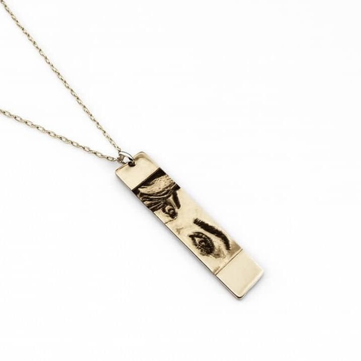 Kişiye Özel Bakış Kolyesi – Fotoğraftan Özel Tasarım Göz Gravür Kolye – Bakır Üzeri Özel İşleme – Hediyelik Özel Tasarım Kolye