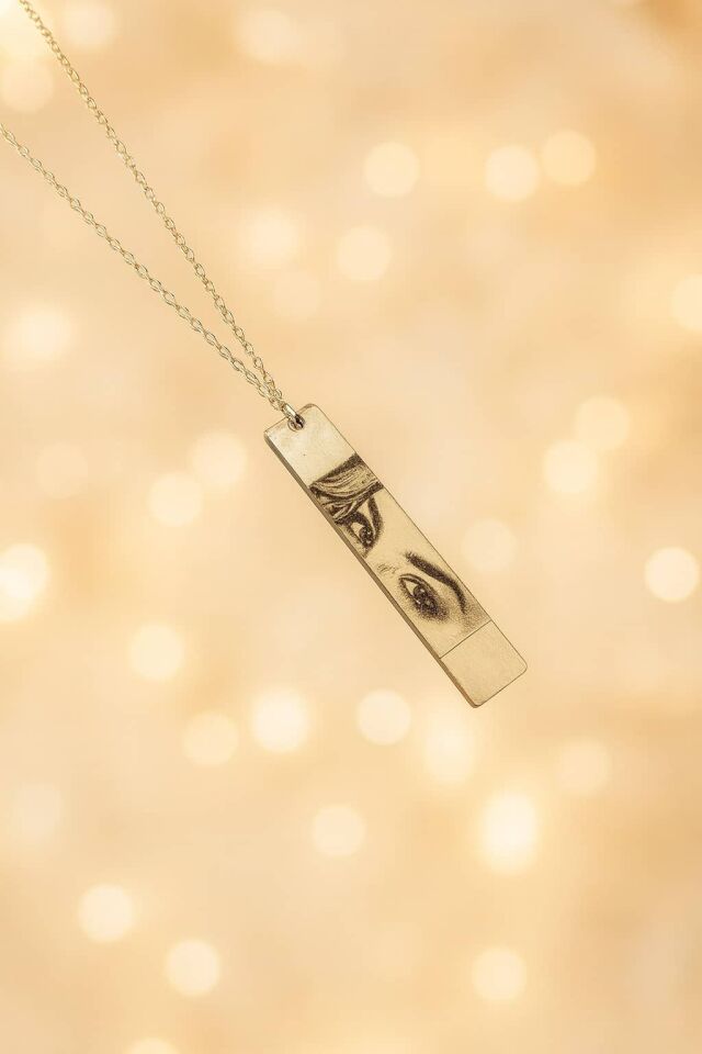 Kişiye Özel Bakış Kolyesi – Fotoğraftan Özel Tasarım Göz Gravür Kolye – Bakır Üzeri Özel İşleme – Hediyelik Özel Tasarım Kolye