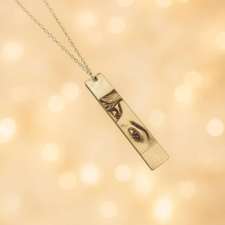 Kişiye Özel Bakış Kolyesi – Fotoğraftan Özel Tasarım Göz Gravür Kolye – Bakır Üzeri Özel İşleme – Hediyelik Özel Tasarım Kolye