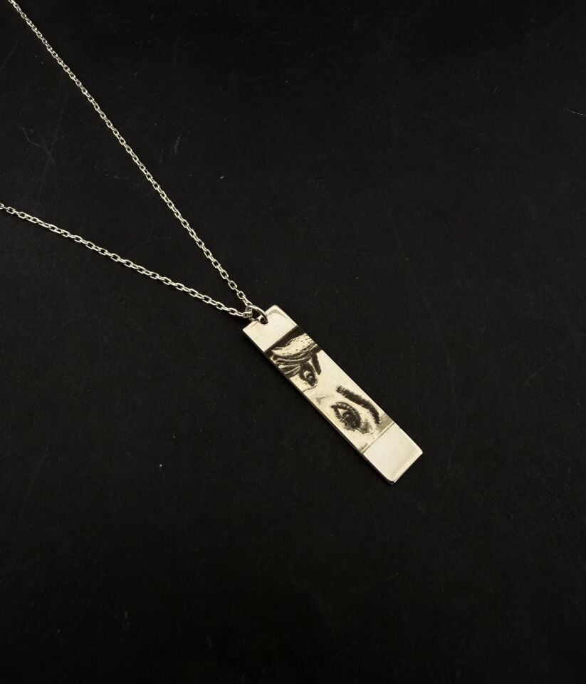 Kişiye Özel Bakış Kolyesi – Fotoğraftan Özel Tasarım Göz Gravür Kolye – Bakır Üzeri Özel İşleme – Hediyelik Özel Tasarım Kolye