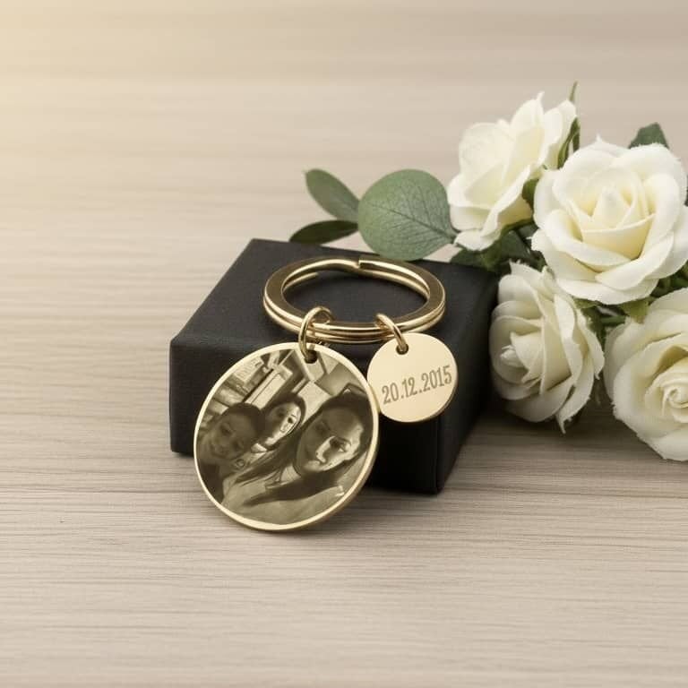 Kişiye Özel Fotoğraf İşlemeli Anahtarlık | İsim & Tarih Yazılı Yuvarlak Çelik Anahtarlık – Hediye Kutulu