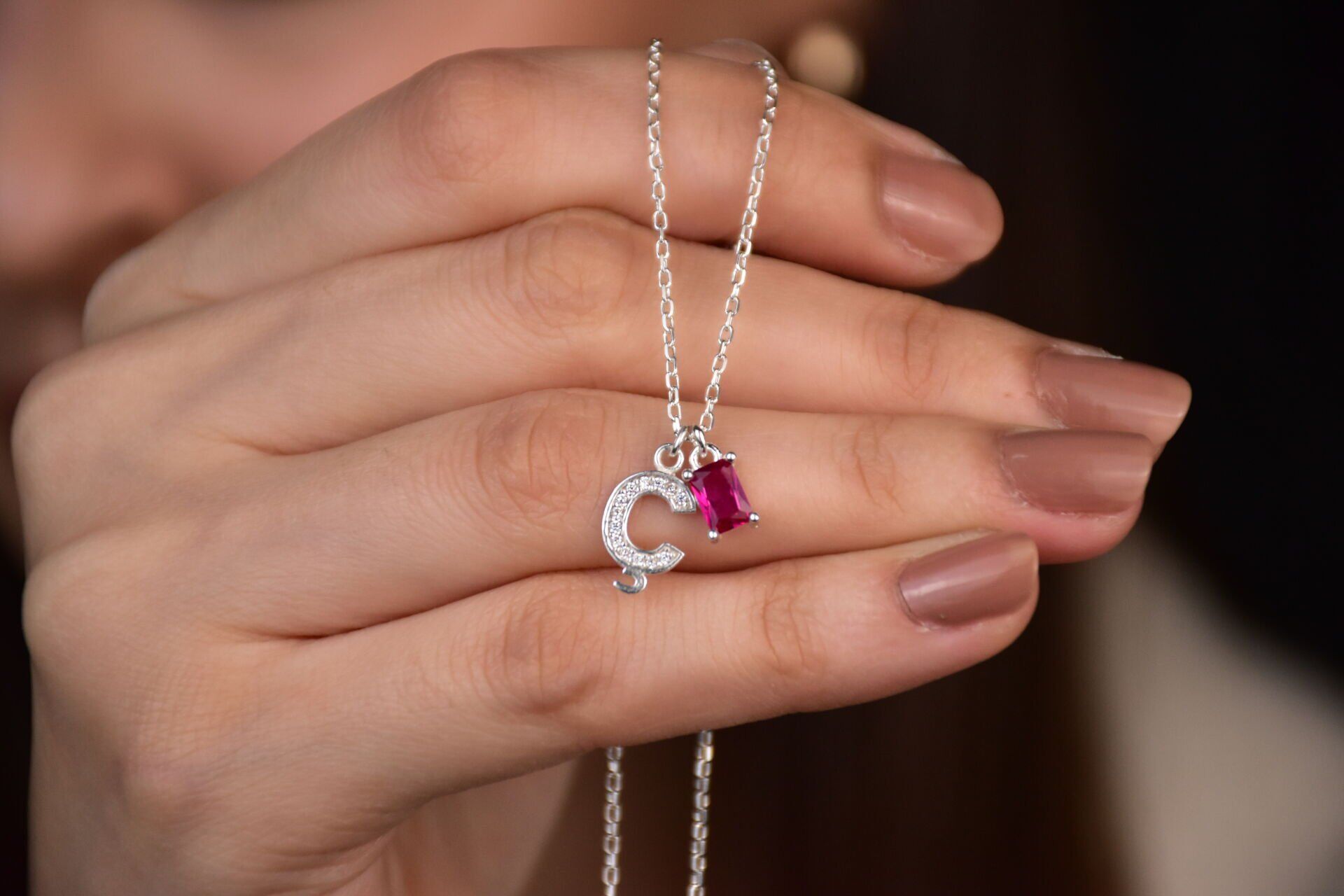 Doğum Taşlı Harfli Kolye – Sevginizi Zarafetle İfade Edin Ocak