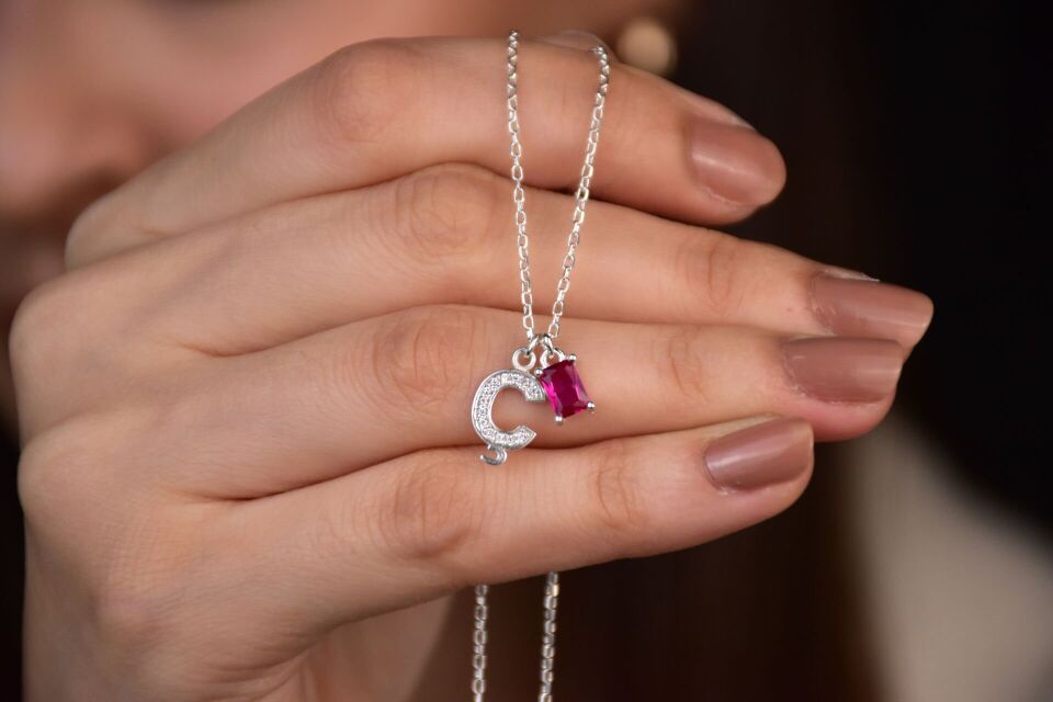 Doğum Taşlı Harfli Kolye – Sevginizi Zarafetle İfade Edin Ocak