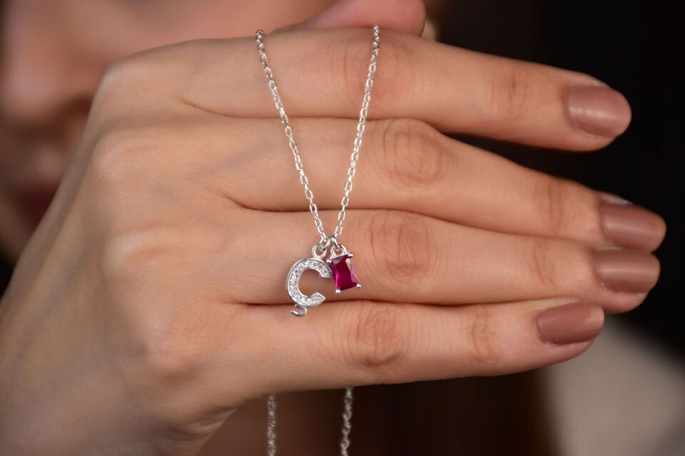 Doğum Taşlı Harfli Kolye – Sevginizi Zarafetle İfade Edin Ocak