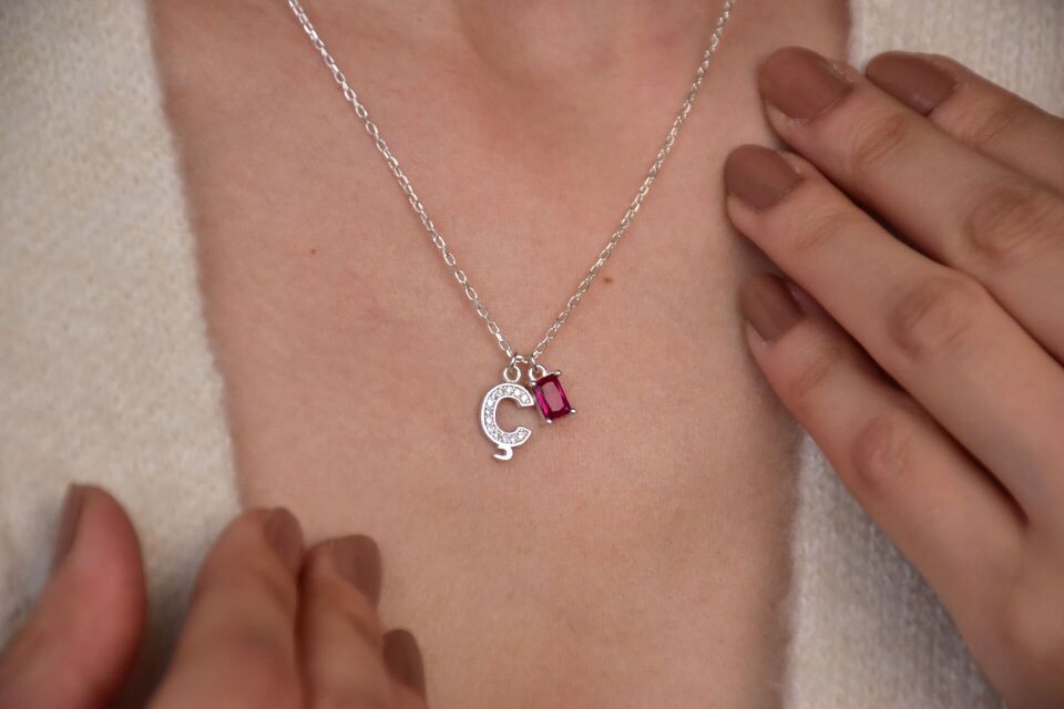 Doğum Taşlı Harfli Kolye – Sevginizi Zarafetle İfade Edin Mayıs