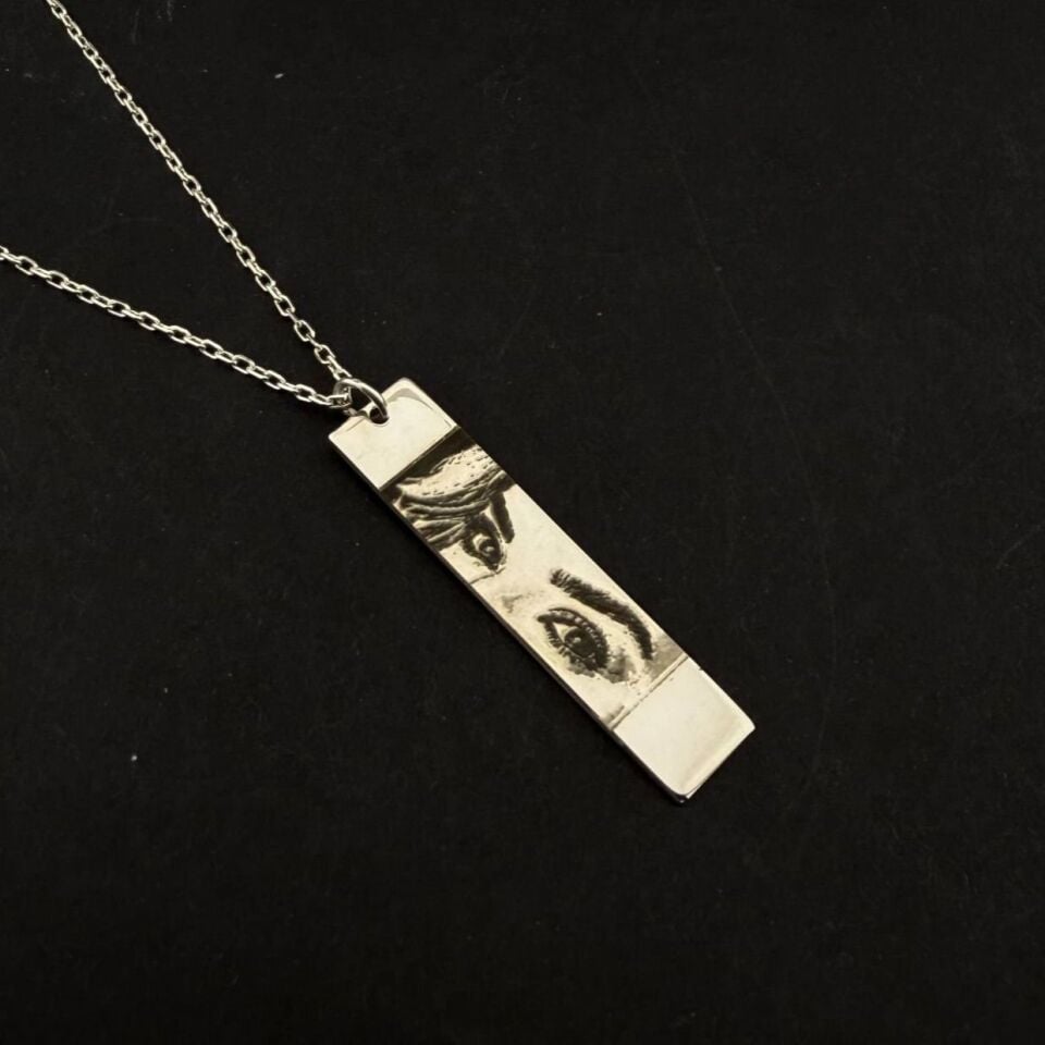 Aşkın En Derin İfadesi: Kişiye Özel Göz Bakışı Kolyesi