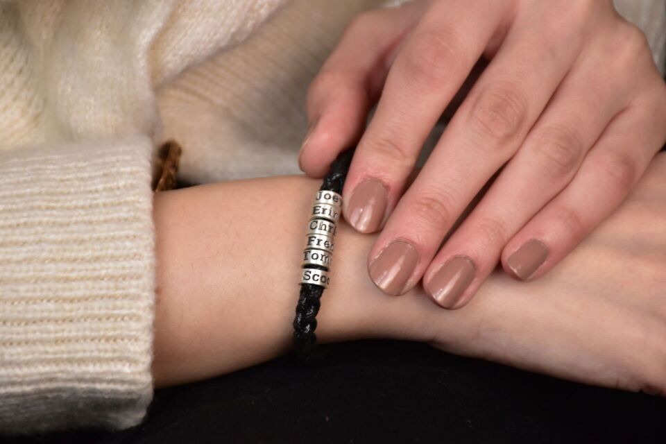 Gümüş Halka Detaylı Siyah El Örmesi Bileklik – Kadınlara Özel Şık ve Anlamlı Tasarım Sade Bileklik - Sarı Altın 