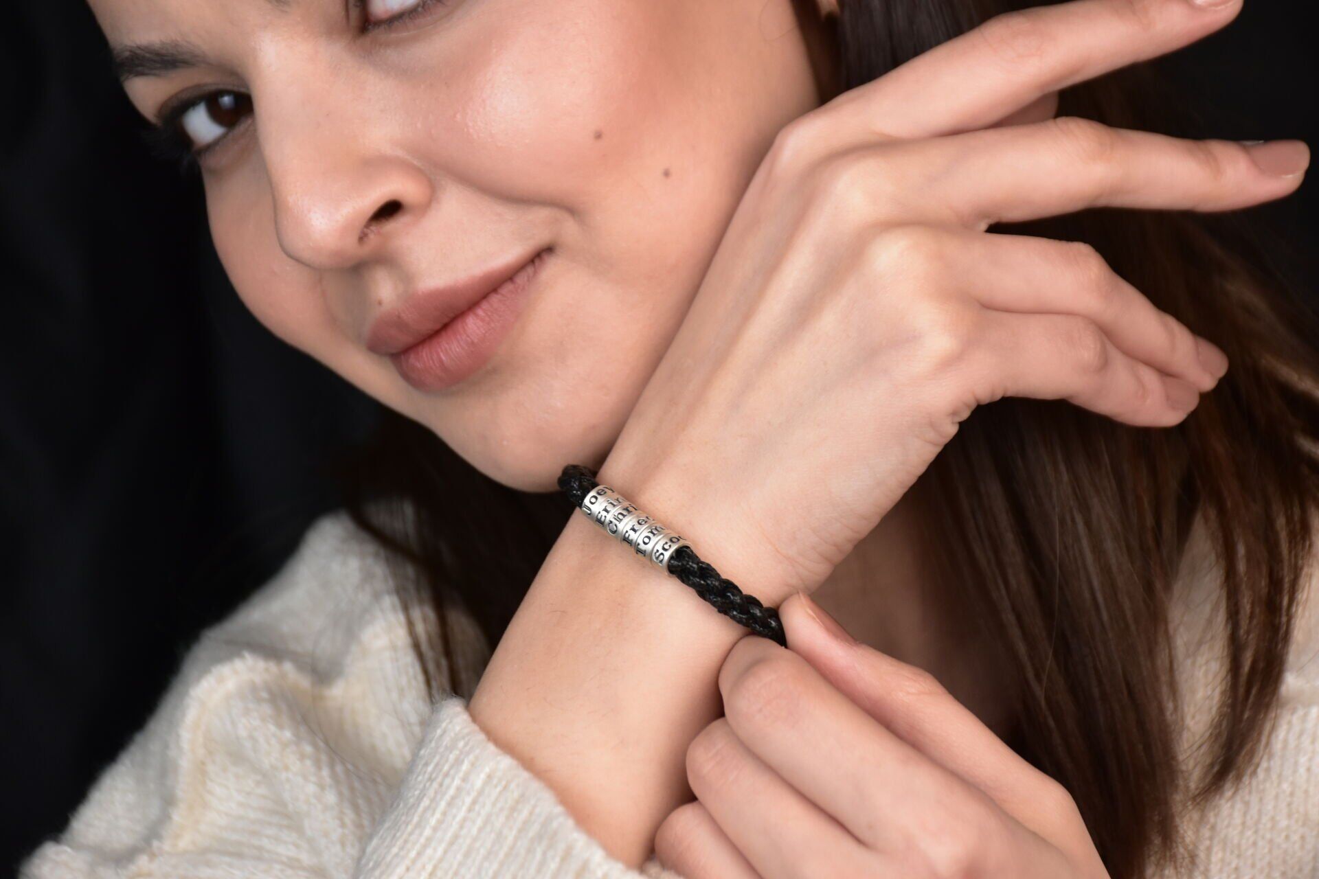 Gümüş Halka Detaylı Siyah El Örmesi Bileklik – Kadınlara Özel Şık ve Anlamlı Tasarım 3 Halka  - Sarı Altın 