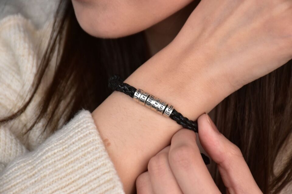 Gümüş Halka Detaylı Siyah El Örmesi Bileklik – Kadınlara Özel Şık ve Anlamlı Tasarım 5 Halka - Gümüş - Silver